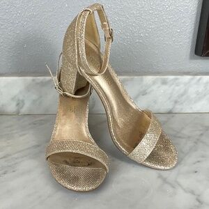 Dream Pairs Gold Block Heel Shoes with Ankle Strap Size 6